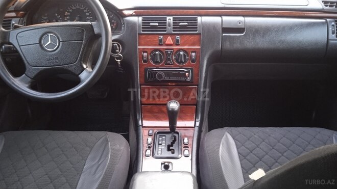 Mercedes E 230 1997, 421,000 km - 2.3 l - Bakı