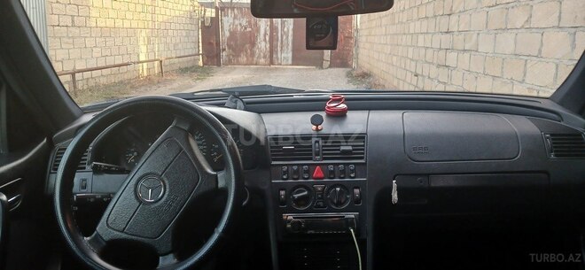 Mercedes C 200 2000, 133,688 km - 2.0 л - Yevlax