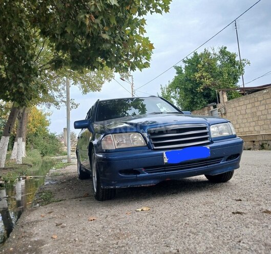 Mercedes C 200 2000, 133,688 km - 2.0 л - Yevlax