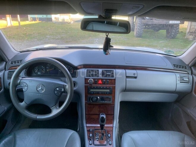 Mercedes E 320 2001, 260,000 km - 3.2 l - Bakı