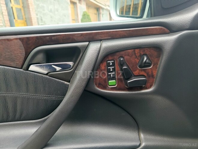 Mercedes E 270 2001, 470,000 km - 2.7 l - Qax