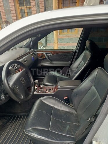 Mercedes E 270 2001, 470,000 km - 2.7 l - Qax