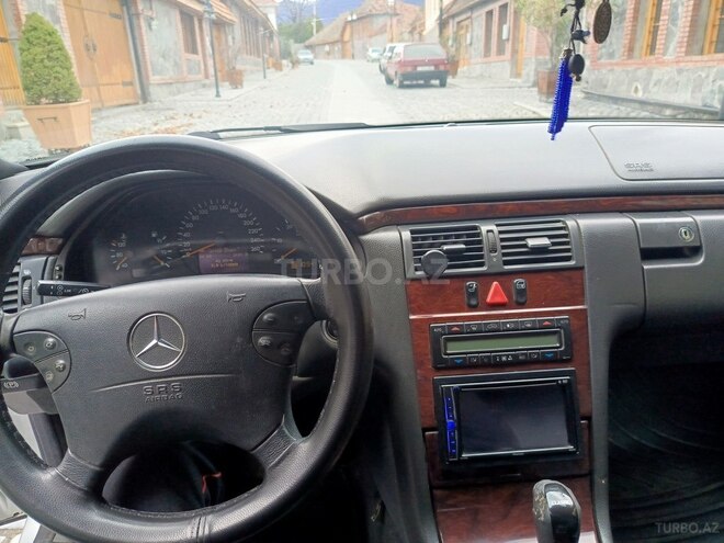 Mercedes E 270 2001, 470,000 km - 2.7 l - Qax