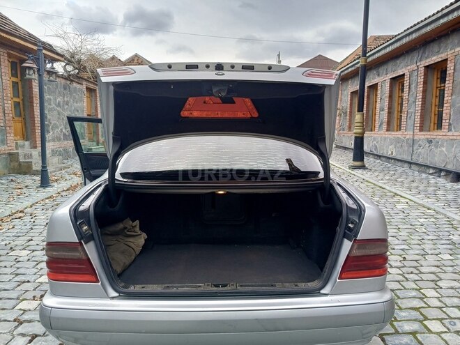 Mercedes E 270 2001, 470,000 km - 2.7 l - Qax