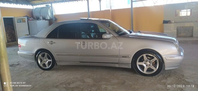 Mercedes E 240 2001, 300,501 km - 2.4 л - Sabirabad