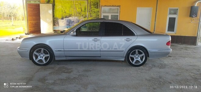 Mercedes E 240 2001, 300,501 km - 2.4 л - Sabirabad