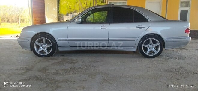Mercedes E 240 2001, 300,501 km - 2.4 л - Sabirabad