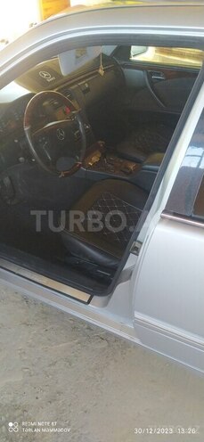 Mercedes E 240 2001, 300,501 km - 2.4 л - Sabirabad