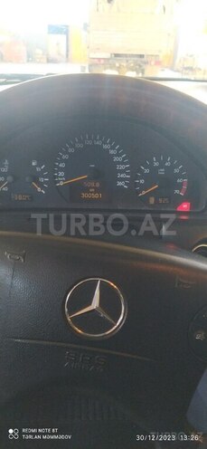 Mercedes E 240 2001, 300,501 km - 2.4 л - Sabirabad