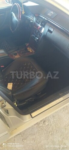 Mercedes E 240 2001, 300,501 km - 2.4 л - Sabirabad