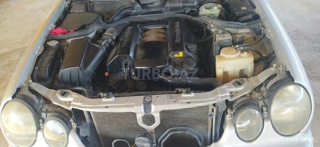 Mercedes E 240 2001, 300,501 km - 2.4 л - Sabirabad