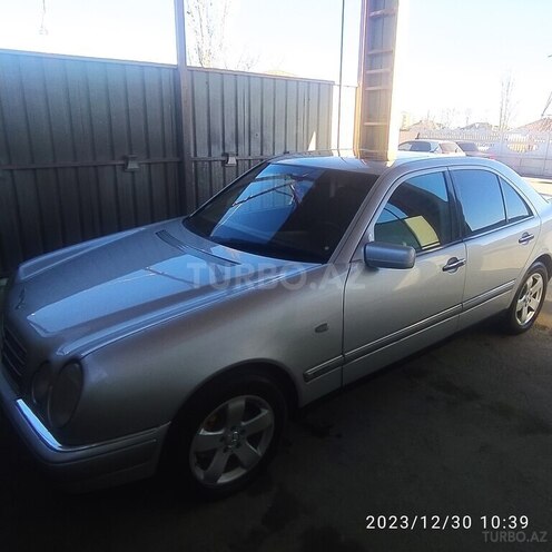 Mercedes E 220 1998, 506,502 km - 2.2 l - Qusar