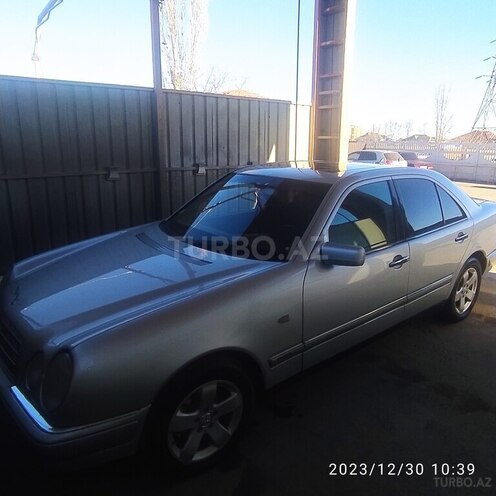 Mercedes E 220 1998, 506,502 km - 2.2 l - Qusar