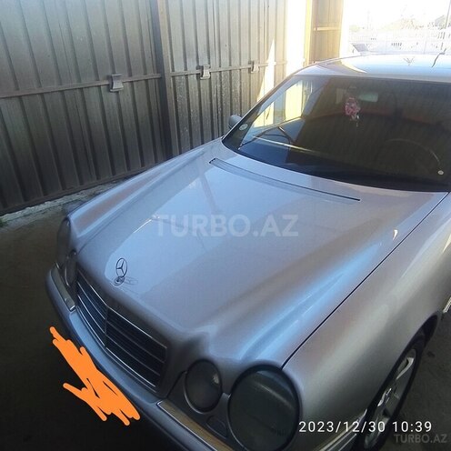 Mercedes E 220 1998, 506,502 km - 2.2 l - Qusar