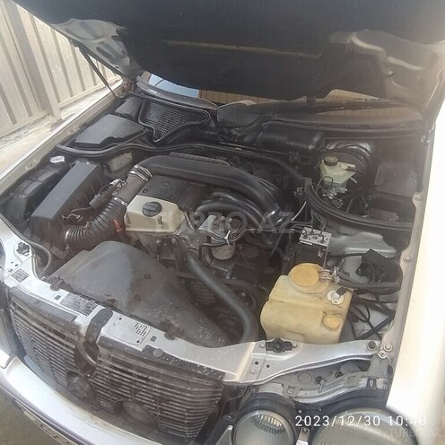 Mercedes E 220 1998, 506,502 km - 2.2 l - Qusar