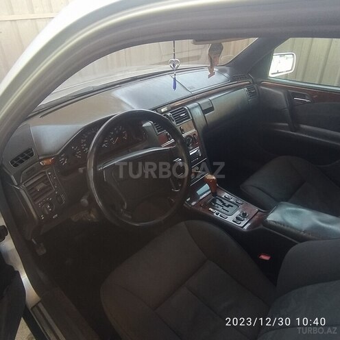 Mercedes E 220 1998, 506,502 km - 2.2 l - Qusar