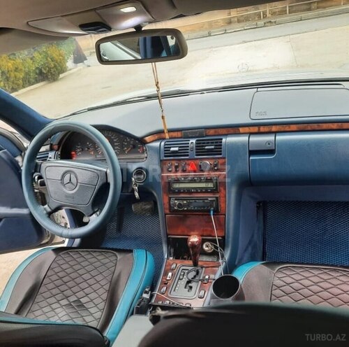 Mercedes E 240 1998, 323,000 km - 2.4 l - Qəbələ