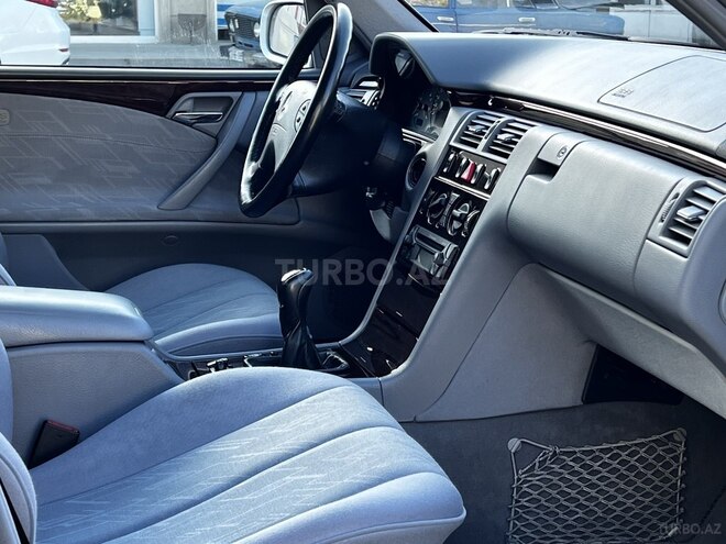 Mercedes E 200 2000, 130,000 km - 2.0 l - Xudat