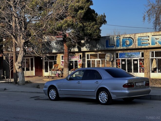 Mercedes E 200 2000, 130,000 km - 2.0 l - Xudat