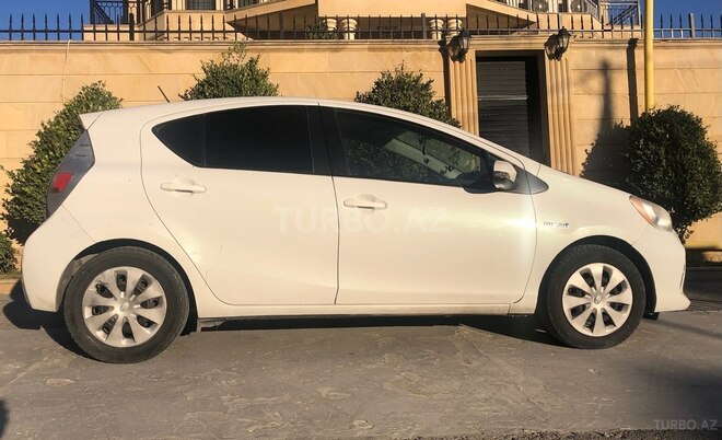 Toyota Prius C 2012, 318,000 km - 1.5 л - Bakı