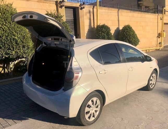 Toyota Prius C 2012, 318,000 km - 1.5 л - Bakı