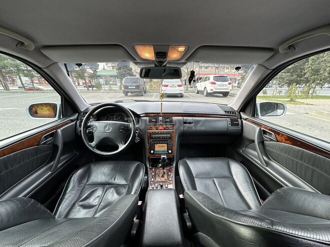 Mercedes E 270 2001, 299,000 km - 2.7 l - Bakı