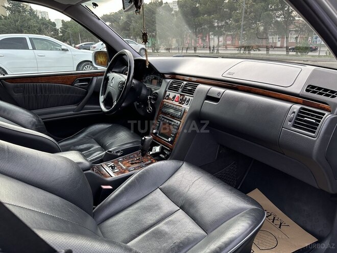 Mercedes E 270 2001, 299,000 km - 2.7 l - Bakı