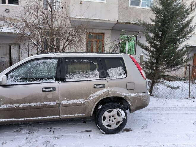 Nissan X-Trail 2000, 279,000 km - 2.0 l - Xudat