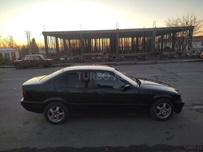 BMW 318 1993, 123,123 km - 1.8 l - Qax