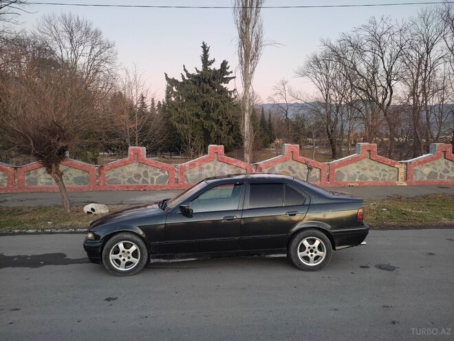 BMW 318 1993, 123,123 km - 1.8 l - Qax