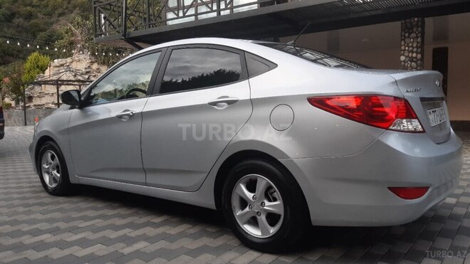 Hyundai Accent 2015, 72,650 km - 1.6 l - Qax