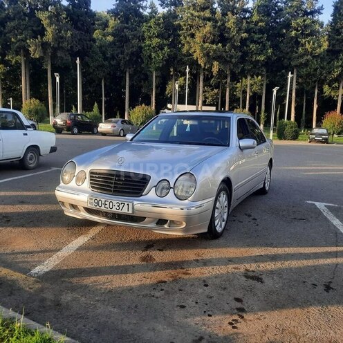 Mercedes E 270 1999, 421,000 km - 2.7 л - Naftalan