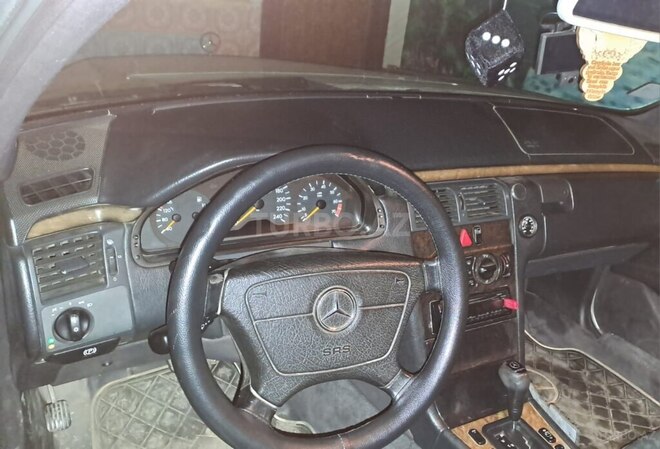Mercedes E 240 1998, 352,500 km - 2.4 l - Xaçmaz