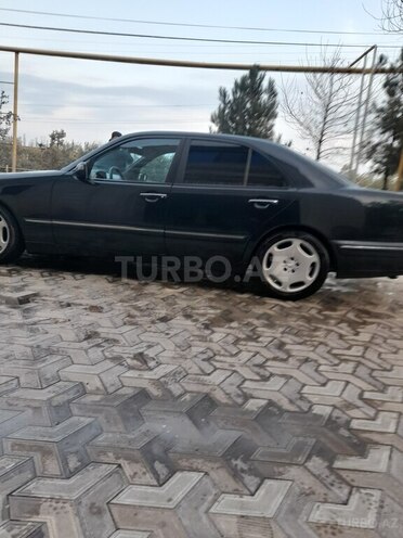 Mercedes E 320 2000, 267,271 km - 3.2 l - Salyan