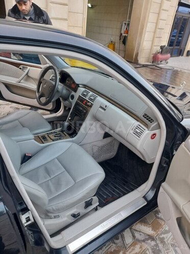 Mercedes E 320 2000, 267,271 km - 3.2 l - Salyan
