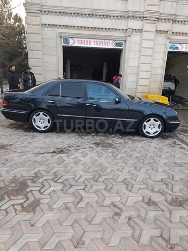 Mercedes E 320 2000, 267,271 km - 3.2 l - Salyan