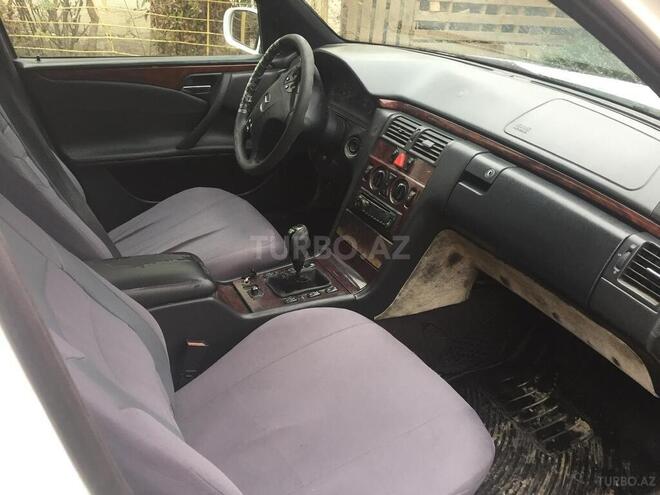 Mercedes E 220 2001, 123,456 km - 2.2 л - Bakı
