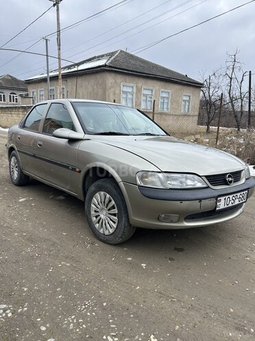Opel Vectra 1996, 295,000 km - 1.8 l - Quba