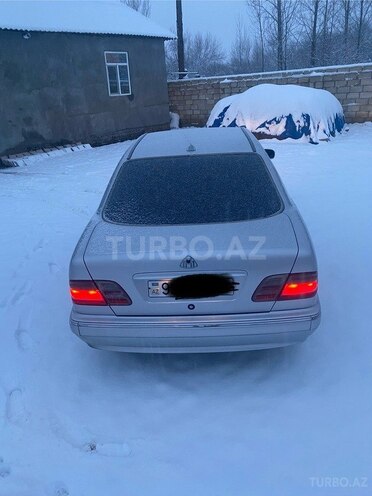 Mercedes E 220 2000, 420,000 km - 2.2 l - Ucar