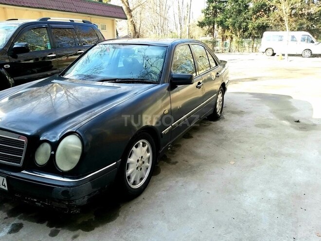 Mercedes E 220 1999, 420,000 km - 2.2 l - Yevlax