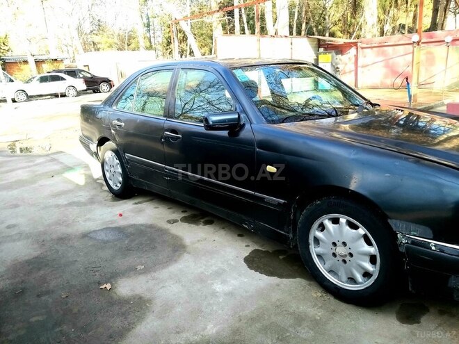 Mercedes E 220 1999, 420,000 km - 2.2 l - Yevlax