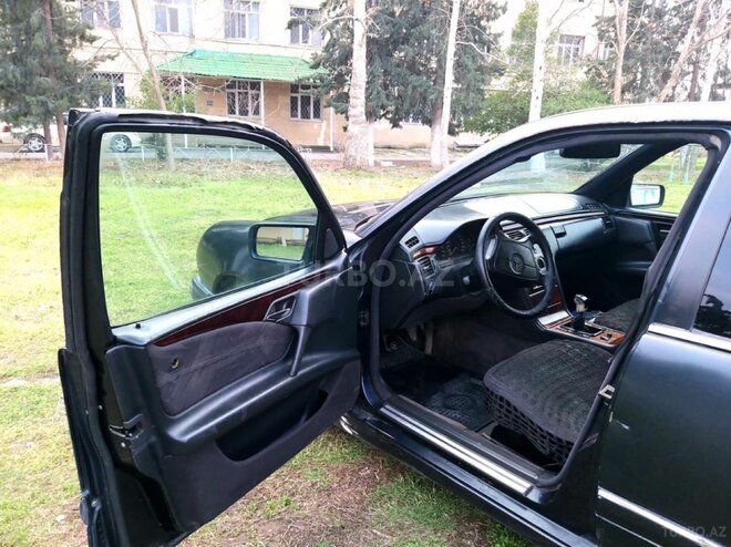 Mercedes E 220 1999, 420,000 km - 2.2 l - Yevlax