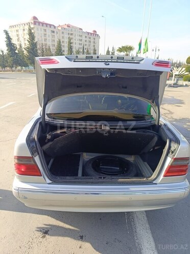 Mercedes E 240 2000, 342,000 km - 2.4 l - Zaqatala