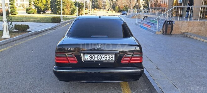 Mercedes E 240 2001, 300,000 km - 2.4 l - Ucar