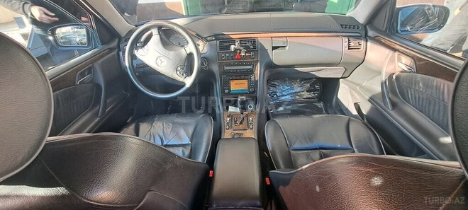 Mercedes E 240 2001, 300,000 km - 2.4 l - Ucar