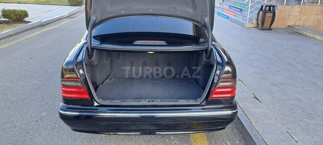 Mercedes E 240 2001, 300,000 km - 2.4 l - Ucar