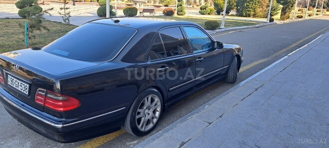 Mercedes E 240 2001, 300,000 km - 2.4 l - Ucar