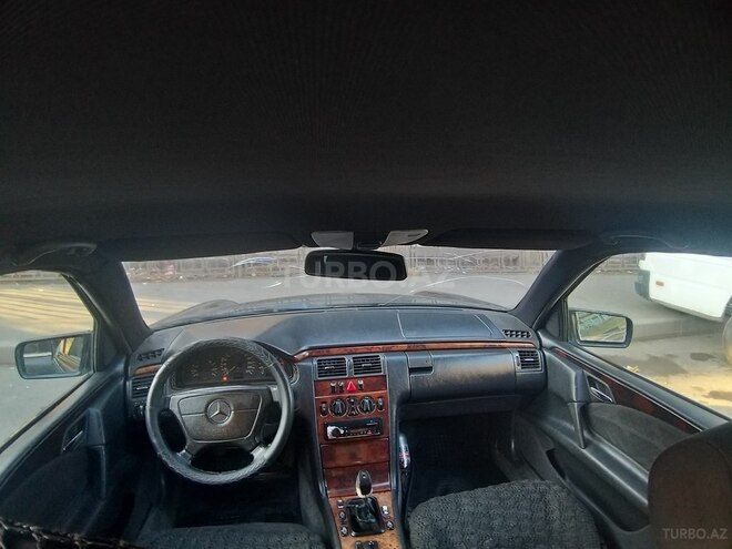 Mercedes E 220 1999, 420,000 km - 2.2 l - Yevlax