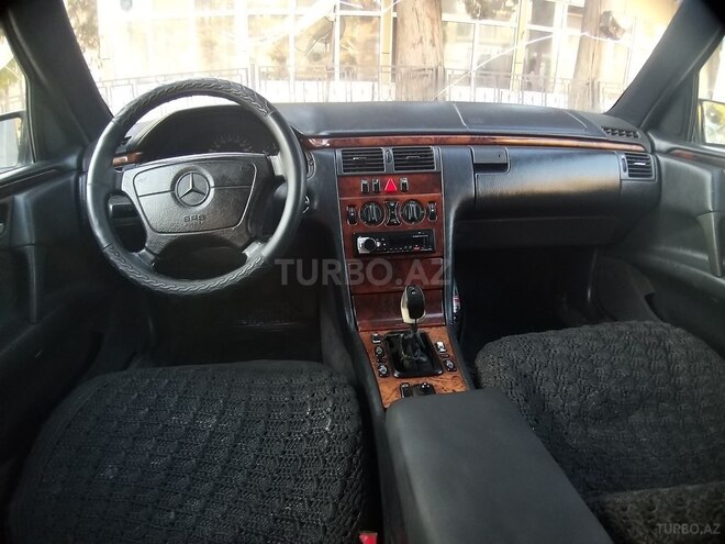 Mercedes E 220 1999, 420,000 km - 2.2 l - Yevlax