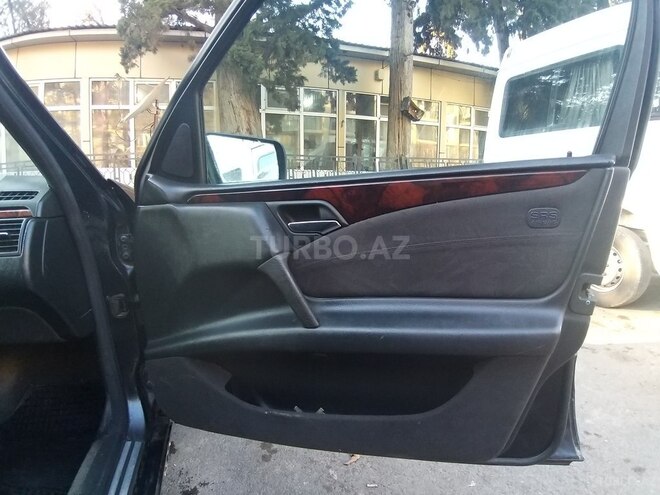 Mercedes E 220 1999, 420,000 km - 2.2 l - Yevlax